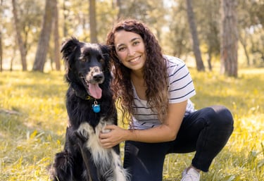 Sessió de fotos de mascotes a Girona amb una donna i un gos en un entorn natural exterior