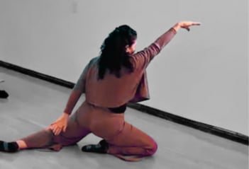 Estudiante de Noelia explorando el movimiento libre en una clase de Expresión Corporal