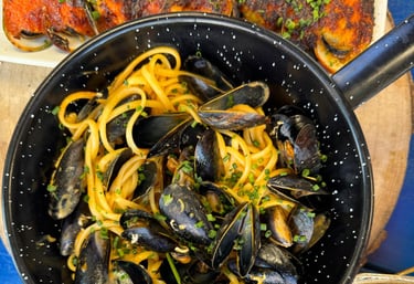 Plat de moules et linguine servi à La Rouillade, spécialité maison à Argelès-sur-Mer.