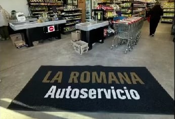 felpudo personalizado con logo supermercado la romana