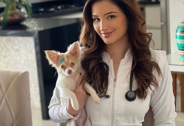 Veterinária Natalia carregando seu pequeno cliente