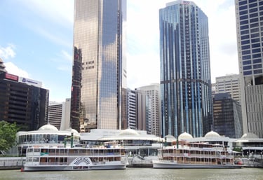 Vista do centro comercial de Brisbane com passeio de barco ao fundo