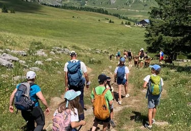 Accompagnateur avec élèves du primaire au col de la Colombière
