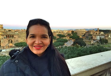 Imagem da Dra Bianca Santos no alto do Altare della Patria em Roma Itália , todos direitos reservados.