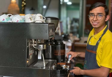 Nuestro varista preparando un Café de Origen en Kabú Café Restaurante Calarcá Quindío