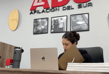 empleada administrativa en oficina