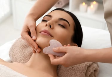 massage visage avec un guasha pour donner de l'éclat à la peau