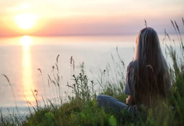 Entspannungsmoment in der Natur als symbolisches Motiv für Hypnose-Coaching.