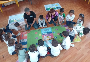 Niños de preescolar aprendiendo codificación de robots