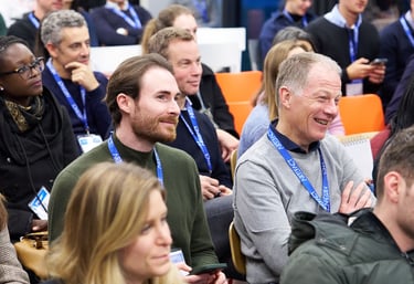 Photographie de deux hommes lors d'une conférence de l'évènement AI For Health à Paris.