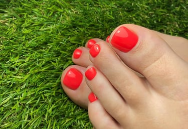 Atliktas higieninis pedikiūras ir vienspalvis lakavimas