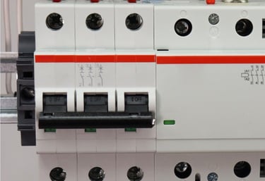 ביצוע ותחזוקת מערכות חשמל לעסקים, עם דגש על חנויות, משרדים ושטחי מסחר.