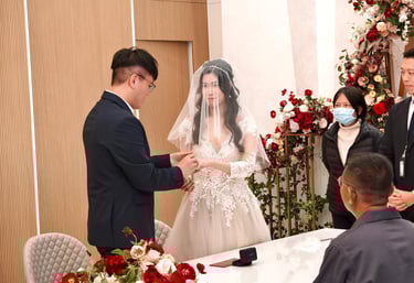 香港婚禮新娘化妝跟妝服務-我們提供全程貼身跟妝服務,從新娘子出門、男家入門、證婚、外影、晚宴迎賓、新人進場到晚宴敬酒的所有婚禮環節,我們都盡心為新娘子提供貼心+貼身的跟妝服務