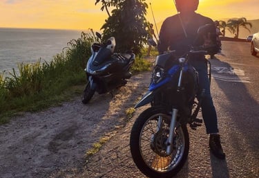 motococlista na moto com por do sol no fundo
