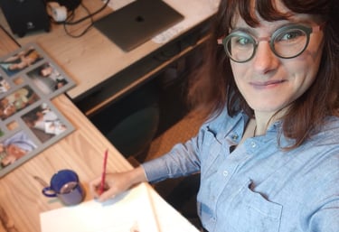 portrait Marie Hardy fondatrice entreprise Fresh Fresque croquis main levée travail déco intérieure