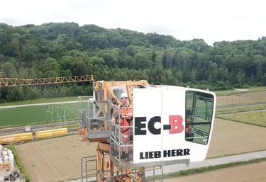 Technicien SMD Grues dans la cabine d’une grue Liebherr EC-B