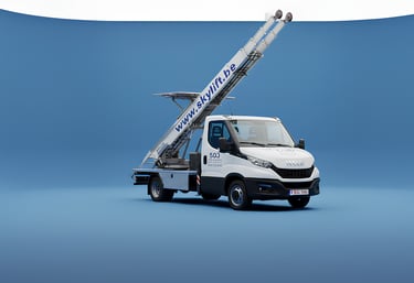 Camion IVECO équipé d'un grand monte-meuble extérieur déployé pour service de location lift express à Bruxelles.
