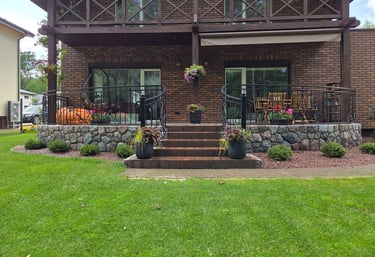 skaldyto akmens mūro darbas Vilniuje, cokolio apdaila, laipto apdaila. skaldytas akmuo.