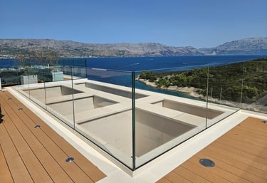 Staklena ograda montirana u profile na Jadranskoj obali