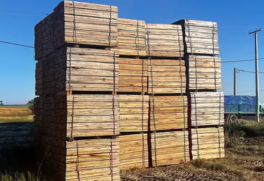 paquetes de tablas pallet apilados