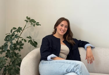 Psicóloga feliz contando más sobre ella