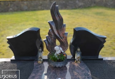 Trijų dalių paminklas su ugnimi viduryje