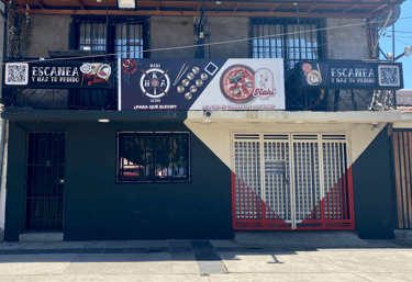 Fachada intervenida y diseño de cartelería para Haki Sushi Santiago por Atípico Studio.