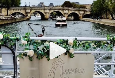 Casamento em barco no Rio Sena, em frente à Torre Eiffel, em Paris, França