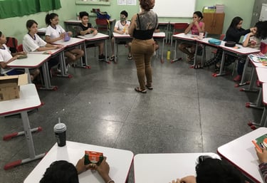 Amanda Amorim ensinando lambe-lambe – Amanda demonstra técnicas de colagem para crianças em oficina