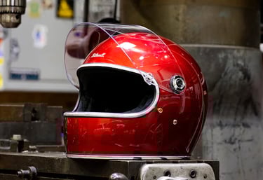 Klasyczny kask motocyklowy w odcieniach czerwieni