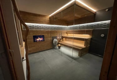 Moderne Innensauna mit Eckverglasung, ausgestattet mit rustikaler Holzverkleidung und indirekter LED-Deckenbeleuchtung