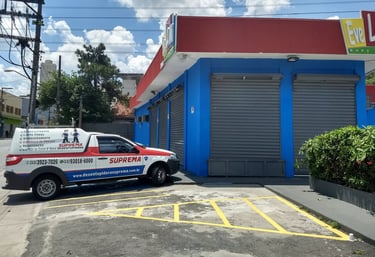automóvel da suprema em um comercio