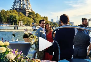 Casamento em barco no Rio Sena, em frente à Torre Eiffel, em Paris, França