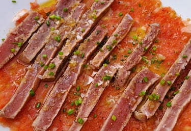 Plato de bigote de atún destacado en la carta del Bar Las Tinajas Huelva, presentado de forma elegante y apetecible.