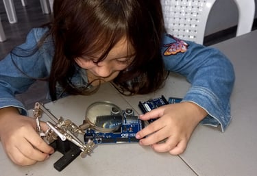 Niños felices en la clase de electrónica