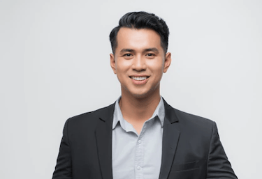 Personne qui se sent beaucoup mieux après une séance d'ostéopathie au cabinet d'Inès Patou à Rions