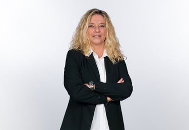 Anja Borchert im schwarzen Anzug stellvertretend für die Ärztevermittlung