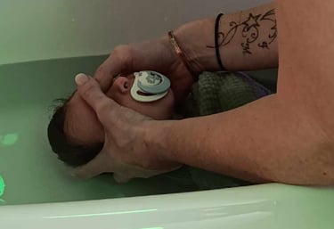 bain enveloppé avec un bébé calme