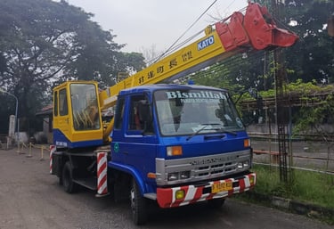 mobil crane 40 Ton warna biru