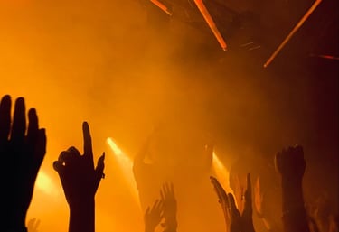 Offre 3 : CADENCE 🚀  Pour déléguer sans perdre ton essence  Stratégie éditoriale + gestion des RS 