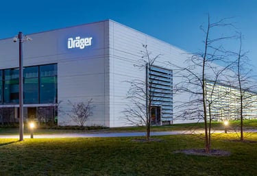 Bâtiment industriel moderne du groupe Dräger, spécialiste des technologies médicales et de sécurité