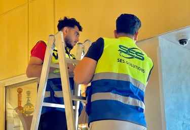 فنين شركة ses للحلول الهندسية يركبون انذار حريق داخل فندق بالقاهرة