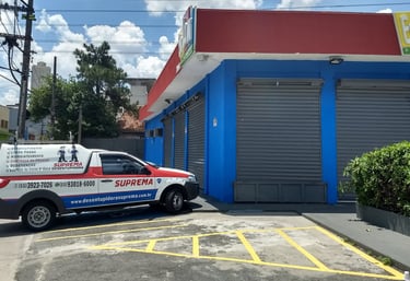 automóvel da desentupidora no brooklin executando serviço em comercio
