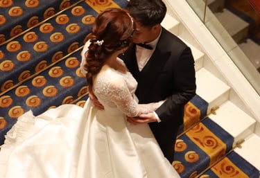 香港婚禮新娘化妝跟妝服務-我們提供全程貼身跟妝服務,從新娘子出門、男家入門、證婚、外影、晚宴迎賓、新人進場到晚宴敬酒的所有婚禮環節,我們都盡心為新娘子提供貼心+貼身的跟妝服務