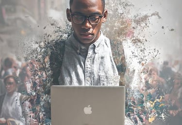 UX/UI Designer, Jovem negro de óculos usando um Macbook e desenvolvendo sua criatividade