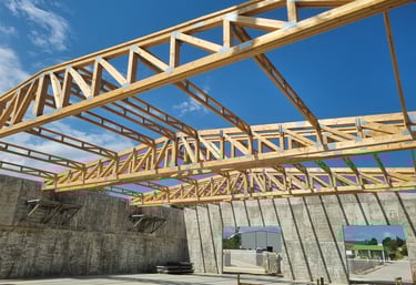 Charpente fermette de longue portée, charpente bois pour hangar, charpente pour bâtiments agricoles