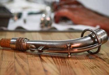 Photo du bocal d'un saxophone