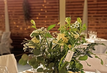 Une table avec un vase contenant des fleurs
