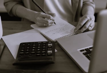 Petit carnet, calculatrice et feuilles, outils indispensables pour gérer ses tâches administratives