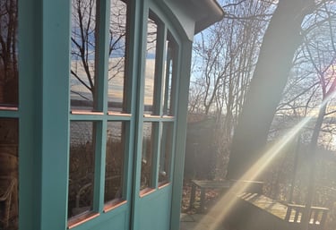 Grüner Holzpavillon mit verglasten Flügeltüren und Kupferdetails am Ufer des Ammersees von Holztechnik Volk